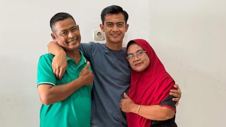 Potret kesederhanaan mendiang ayah Pratama Arhan, jadi sosok inspiratif bagi sang anak