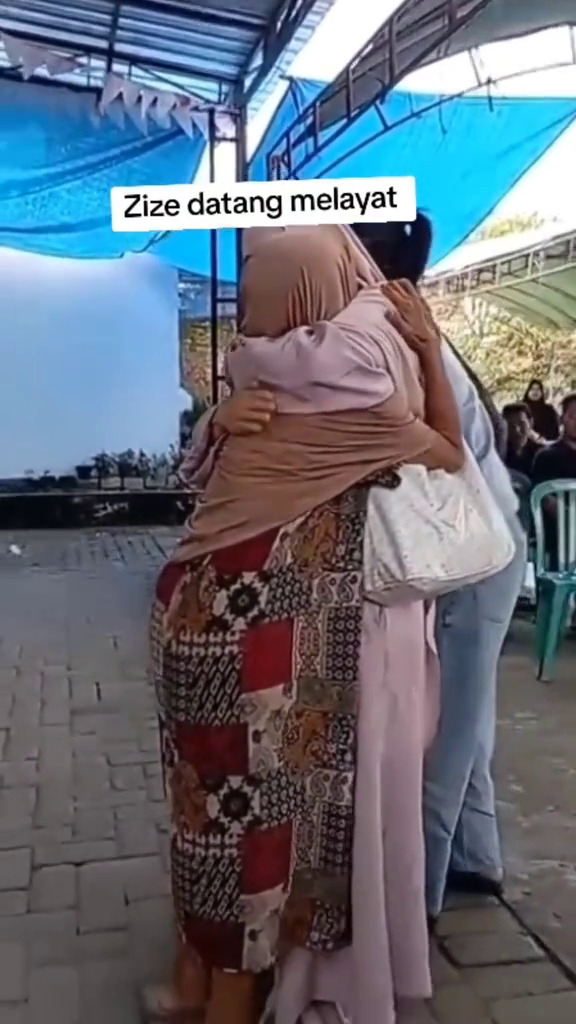 7 Momen Azizah Salsha hadir di rumah duka ayah Pratama Arhan di Blora, peluk hangat ibunda Arhan