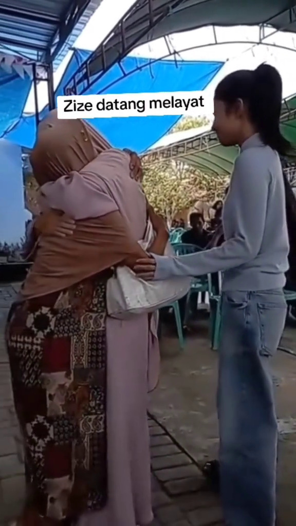 7 Momen Azizah Salsha hadir di rumah duka ayah Pratama Arhan di Blora, peluk hangat ibunda Arhan