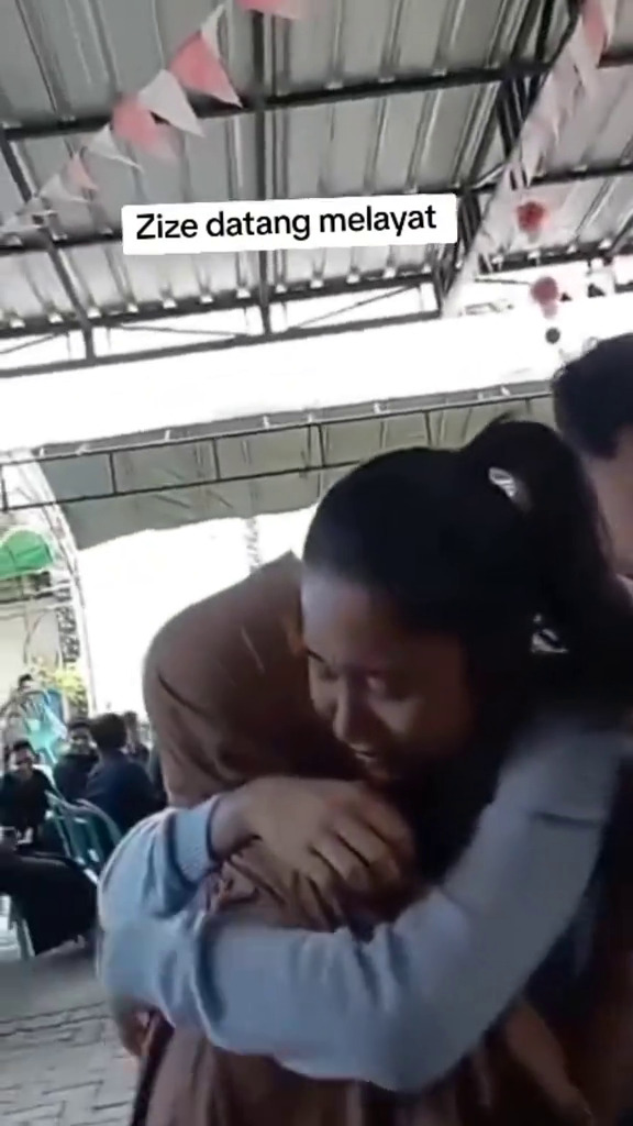 7 Momen Azizah Salsha hadir di rumah duka ayah Pratama Arhan di Blora, peluk hangat ibunda Arhan