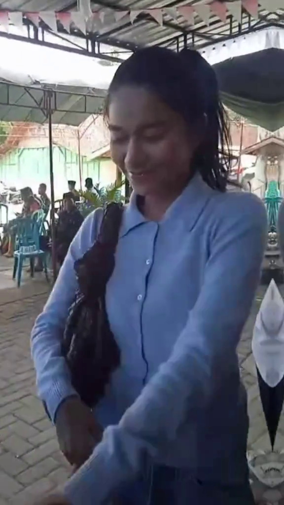 7 Momen Azizah Salsha hadir di rumah duka ayah Pratama Arhan di Blora, peluk hangat ibunda Arhan