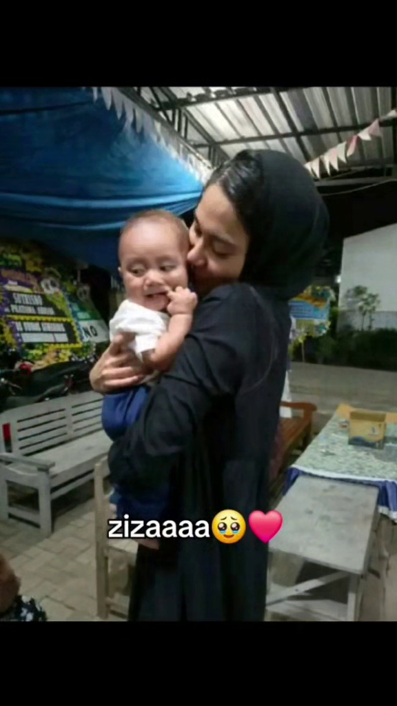 7 Momen Azizah Salsha hadir di rumah duka ayah Pratama Arhan di Blora, peluk hangat ibunda Arhan