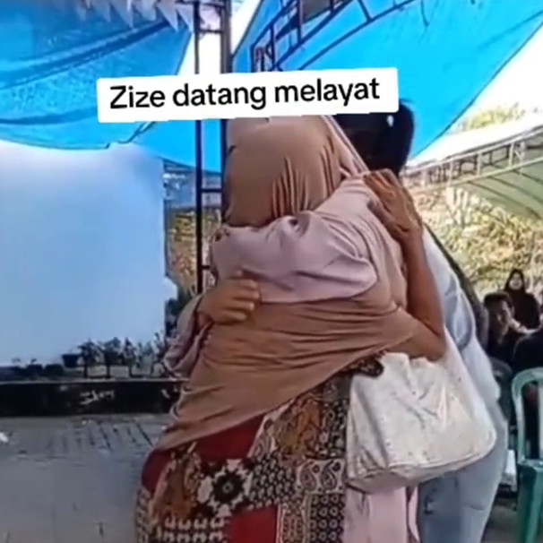 7 Momen Azizah Salsha hadir di rumah duka ayah Pratama Arhan di Blora, peluk hangat ibunda Arhan