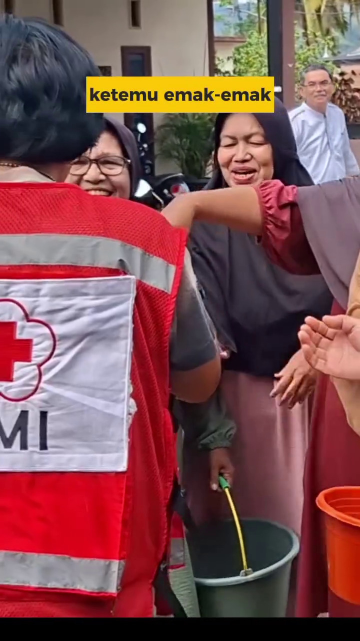 7 Potret Komeng pakai rompi PMI kunjungi korban bencana di Agam Sumbar, hibur anak-anak pengungsian