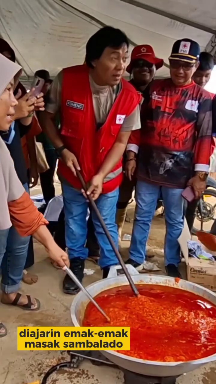 7 Potret Komeng pakai rompi PMI kunjungi korban bencana di Agam Sumbar, hibur anak-anak pengungsian