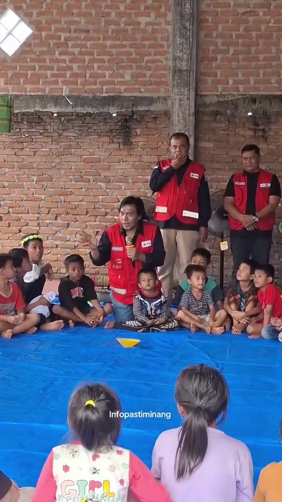 7 Potret Komeng pakai rompi PMI kunjungi korban bencana di Agam Sumbar, hibur anak-anak pengungsian