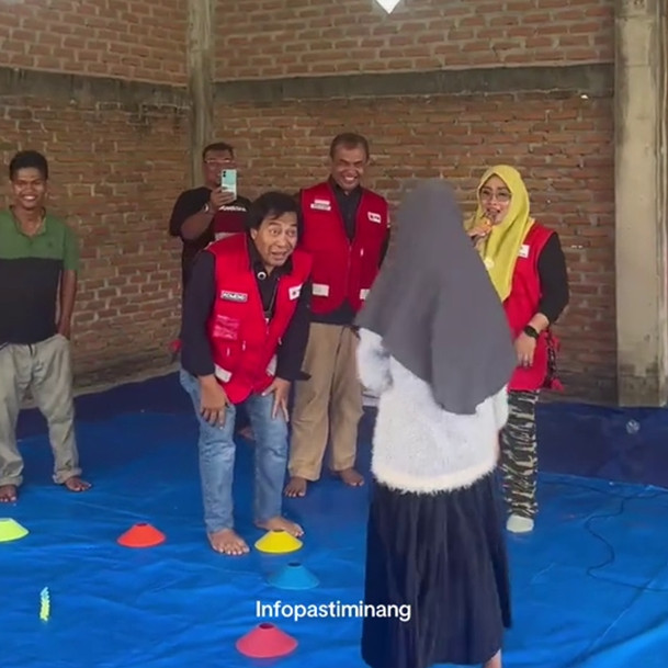 7 Potret Komeng pakai rompi PMI kunjungi korban bencana di Agam Sumbar, hibur anak-anak pengungsian