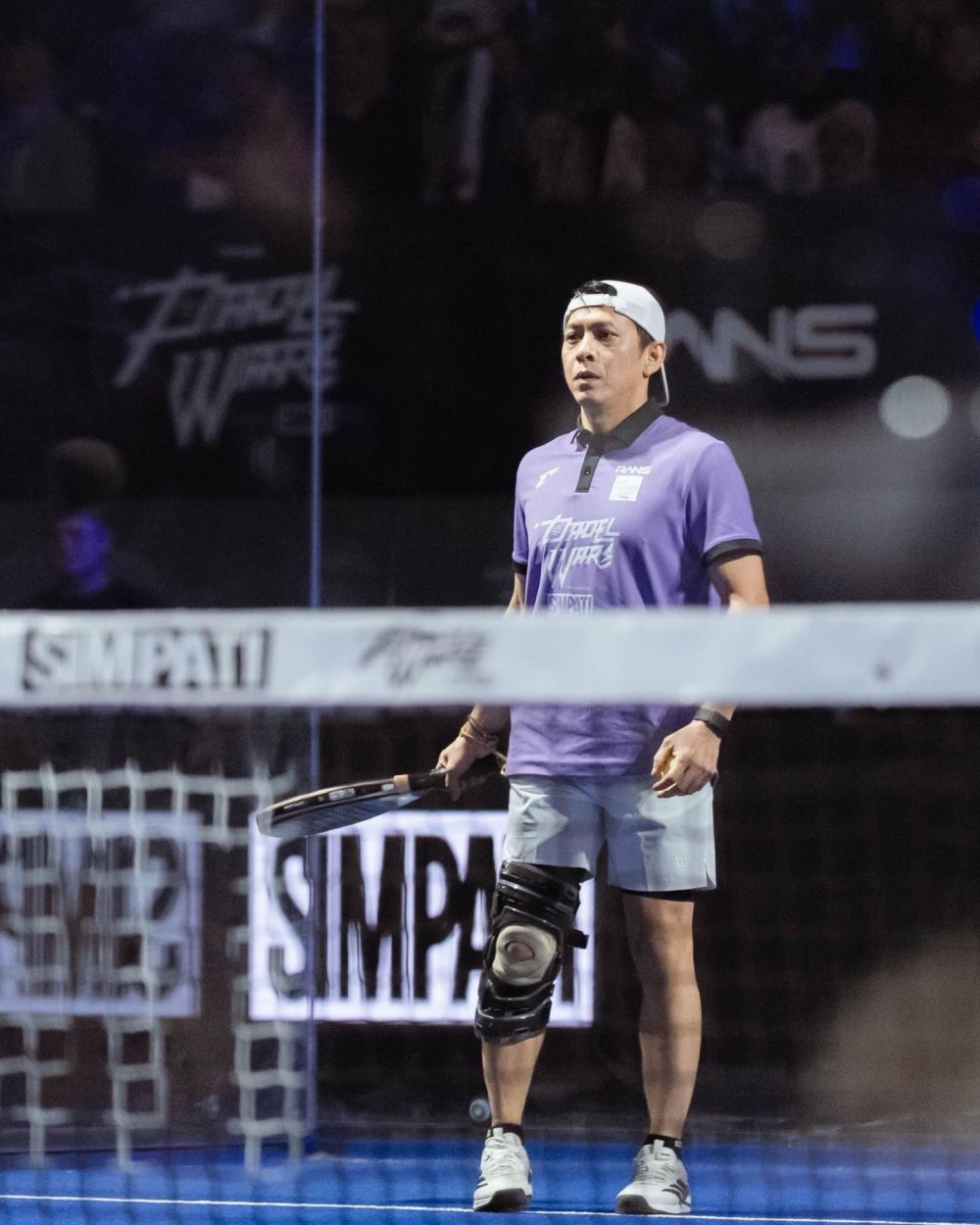 Alami cedera, Ariel Noah pakai penyangga di lutut saat main padel, beri penjelasan soal kondisinya