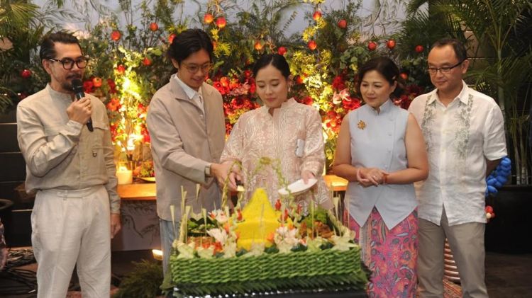 6 Potret Dhika Himawan mitoni 7 bulanan kehamilan, Ferry Salim bahagia segera timang cucu pertama