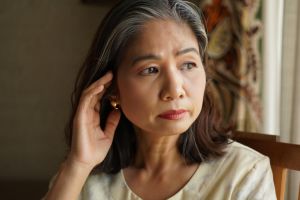 Tanpa bleaching, ini 15 cara menghilangkan uban sampai ke akarnya secara alami