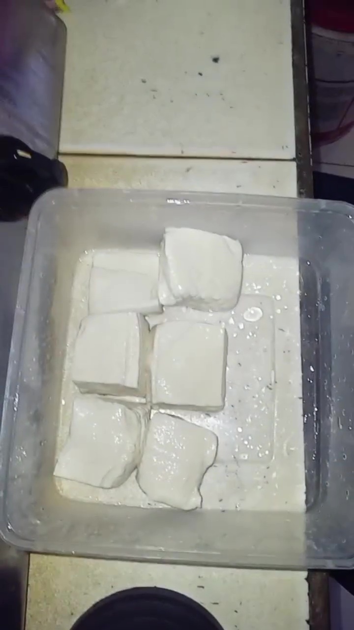 Tak perlu direndam air lagi, ini cara ampuh simpan tahu supaya nggak berlendir dan bau asam