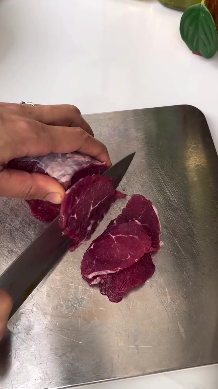 Bukan pakai baking soda atau nanas, wanita ini bagikan trik masak daging sapi lokal biar empuk