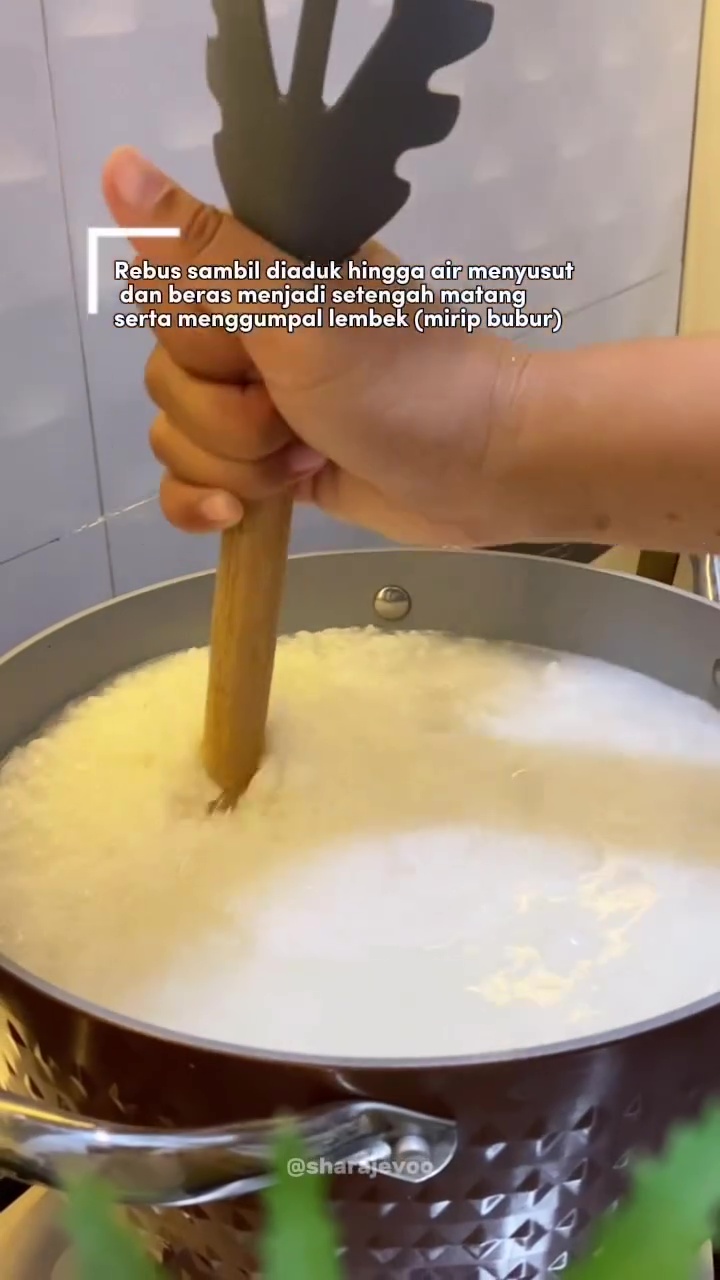 Suka malas bikin lontong karena boros gas? Coba pakai trik ini biar praktis, awet, dan antibenyek