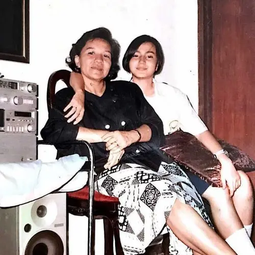 Potret lawas 9 seleb cantik era 90-an saat SMP, gaya Dian Sastro kutu buku banget