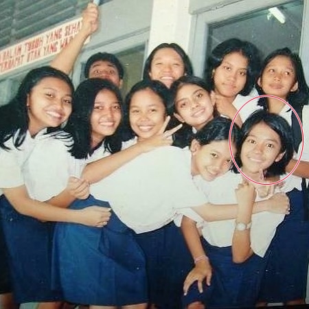Potret lawas 9 seleb cantik era 90-an saat SMP, gaya Dian Sastro kutu buku banget