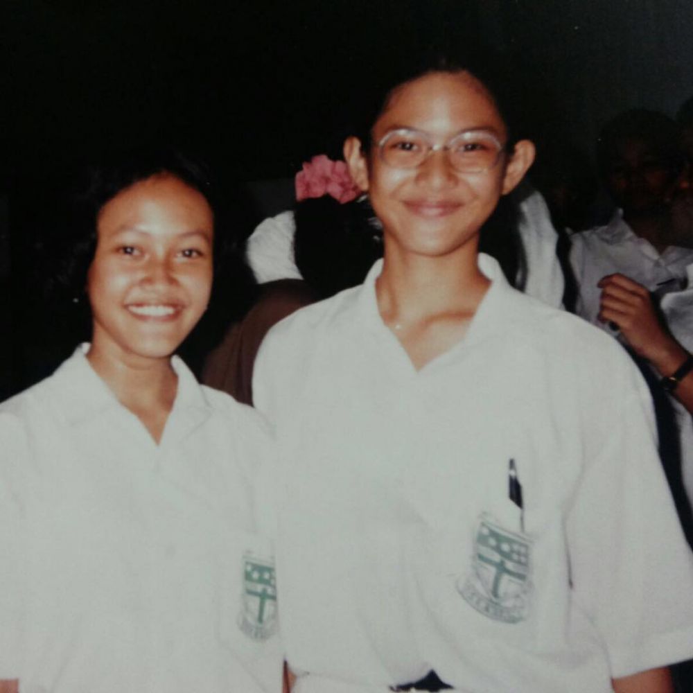 Potret lawas 9 seleb cantik era 90-an saat SMP, gaya Dian Sastro kutu buku banget