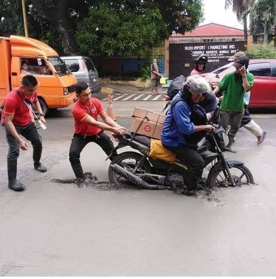 15 Potret kocak bapak-bapak apes di tempat umum, lucu tapi bikin nyesek juga