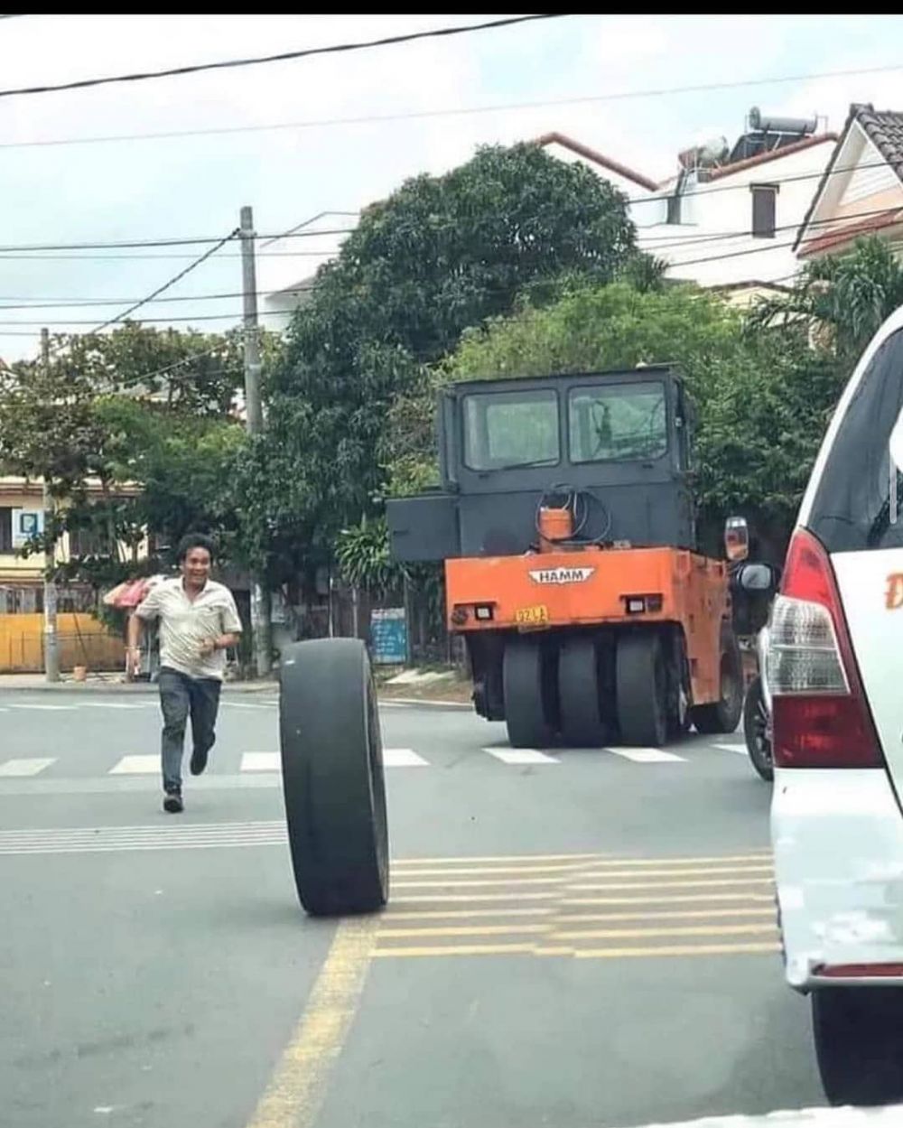15 Potret kocak bapak-bapak apes di tempat umum, lucu tapi bikin nyesek juga