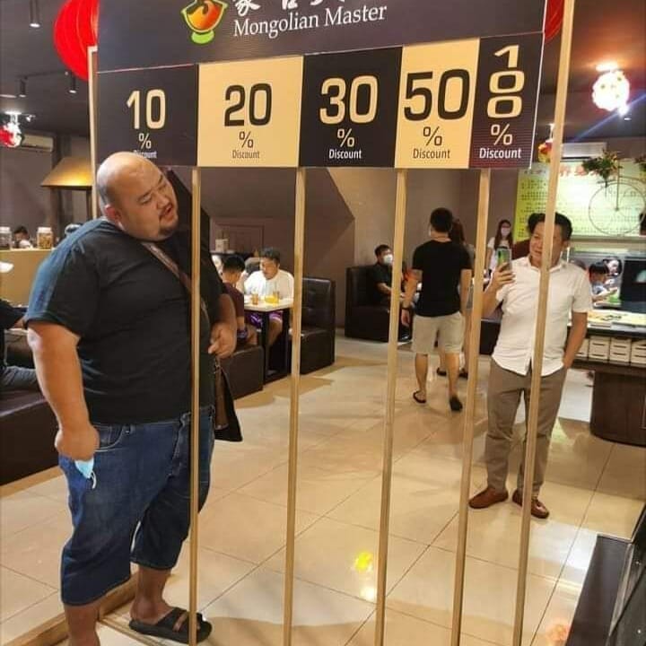 15 Potret kocak bapak-bapak apes di tempat umum, lucu tapi bikin nyesek juga