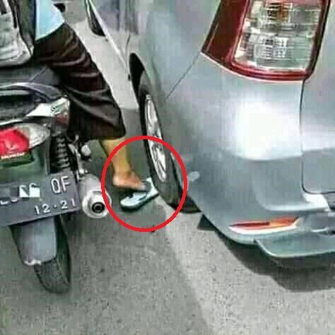 15 Potret kocak bapak-bapak apes di tempat umum, lucu tapi bikin nyesek juga