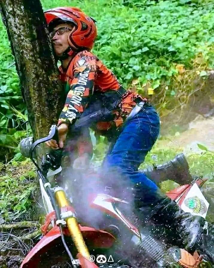 15 Potret kocak bapak-bapak apes di tempat umum, lucu tapi bikin nyesek juga