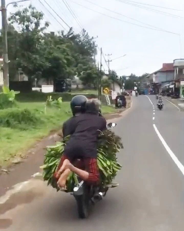 15 Potret kocak bapak-bapak apes di tempat umum, lucu tapi bikin nyesek juga