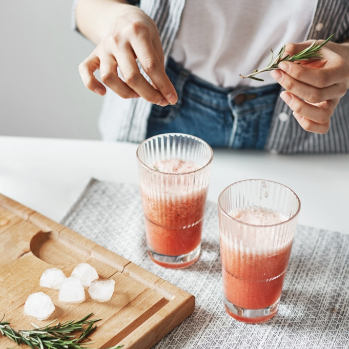 Nggak cuma stroberi, tambahan apel dan tomat di minuman kolagen ini bikin wajah glowing alami