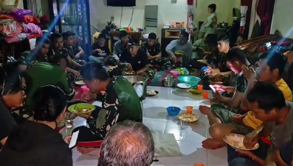9 Potret prajurit TNI beri bantuan ke Tapanuli, lalui jalan ekstrim, jalan 3 jam ke desa terisolasi
