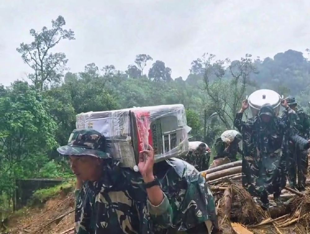 9 Potret prajurit TNI beri bantuan ke Tapanuli, lalui jalan ekstrim, jalan 3 jam ke desa terisolasi