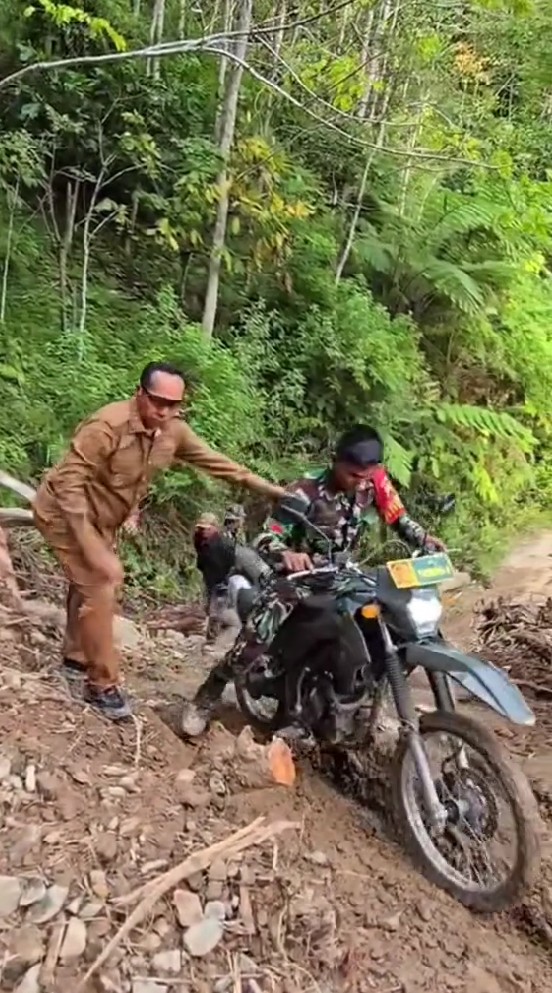 9 Potret prajurit TNI beri bantuan ke Tapanuli, lalui jalan ekstrim, jalan 3 jam ke desa terisolasi