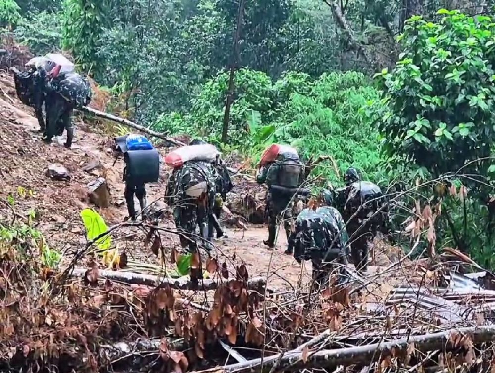 9 Potret prajurit TNI beri bantuan ke Tapanuli, lalui jalan ekstrim, jalan 3 jam ke desa terisolasi