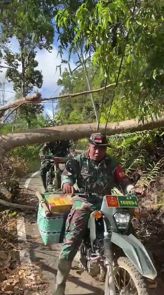 9 Potret prajurit TNI beri bantuan ke Tapanuli, lalui jalan ekstrim, jalan 3 jam ke desa terisolasi