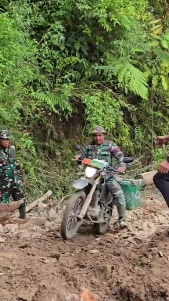 9 Potret prajurit TNI beri bantuan ke Tapanuli, lalui jalan ekstrim, jalan 3 jam ke desa terisolasi