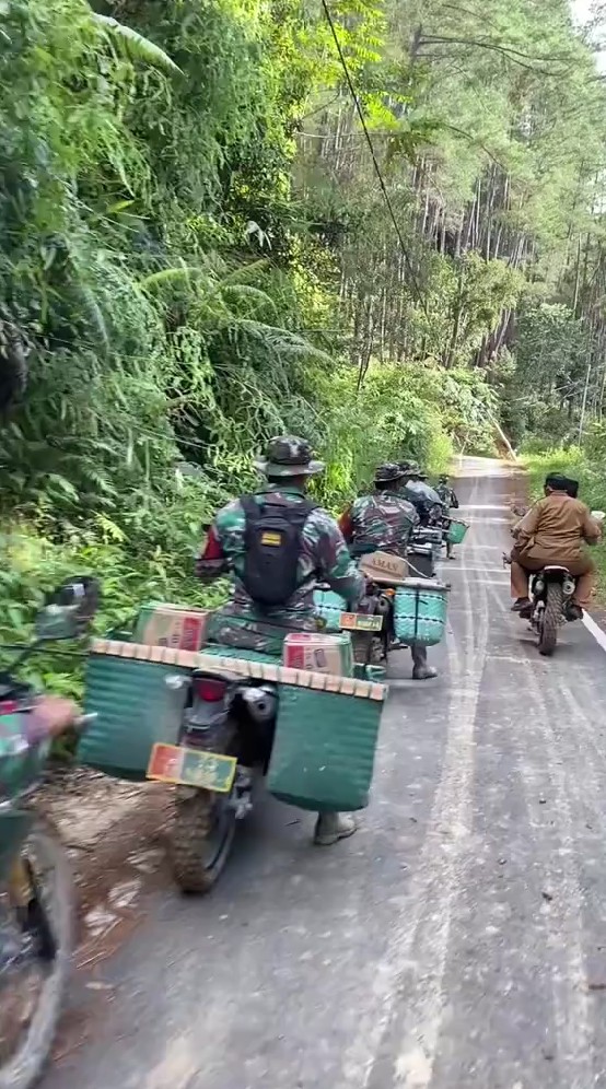 9 Potret prajurit TNI beri bantuan ke Tapanuli, lalui jalan ekstrim, jalan 3 jam ke desa terisolasi