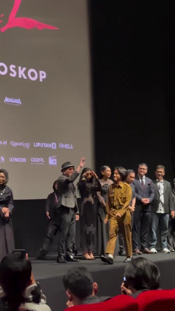 Wujudkan keinginan mendiang Epy Kusnandar, 9 potret keluarga Karina Ranau hadiri gala premiere Qorin 2