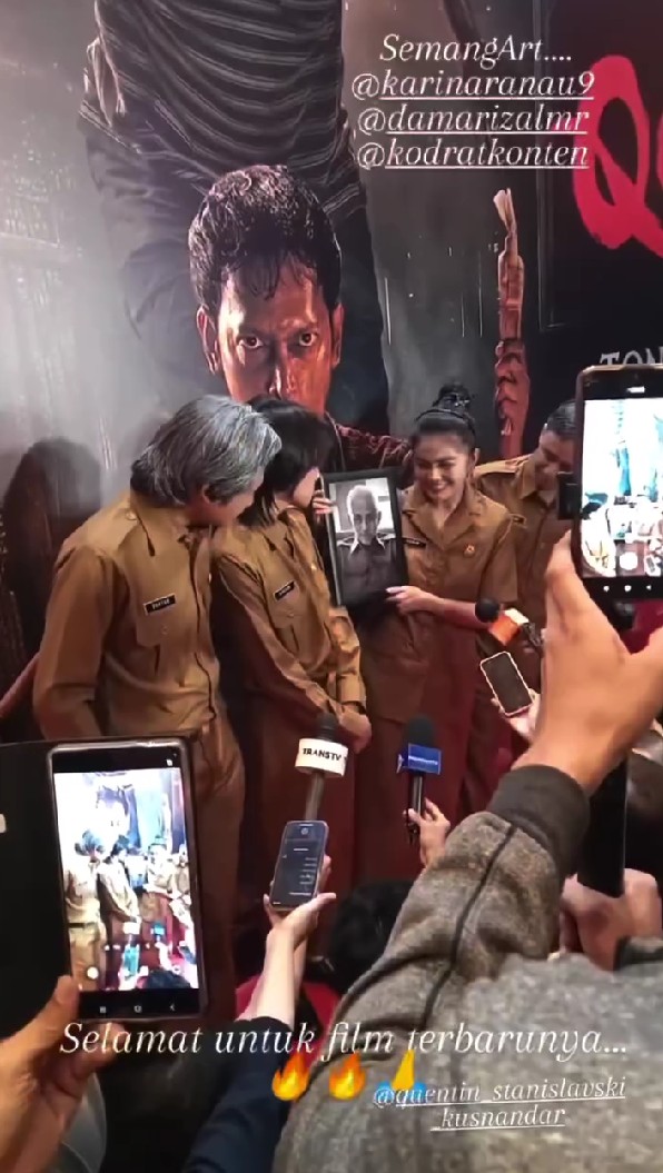 Wujudkan keinginan mendiang Epy Kusnandar, 9 potret keluarga Karina Ranau hadiri gala premiere Qorin 2