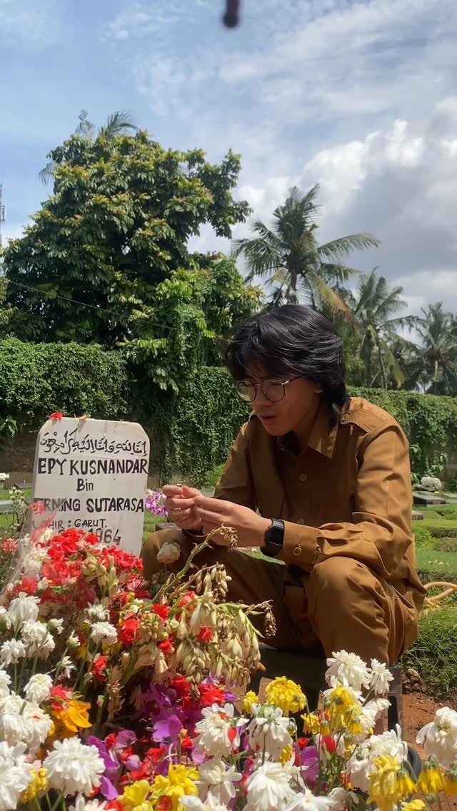 Wujudkan keinginan mendiang Epy Kusnandar, 9 potret keluarga Karina Ranau hadiri gala premiere Qorin 2