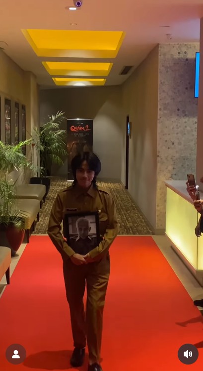 Wujudkan keinginan mendiang Epy Kusnandar, 9 potret keluarga Karina Ranau hadiri gala premiere Qorin 2