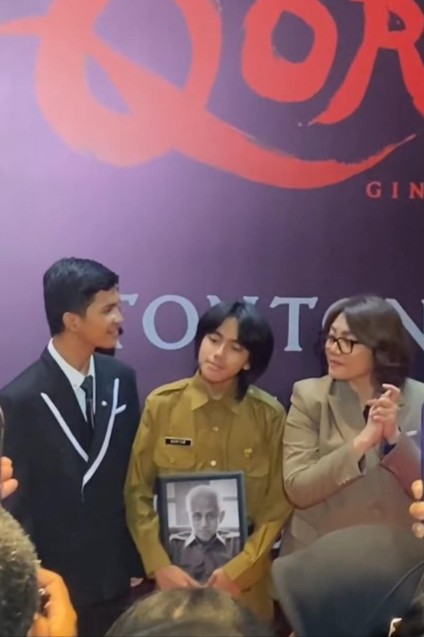 Wujudkan keinginan mendiang Epy Kusnandar, 9 potret keluarga Karina Ranau hadiri gala premiere Qorin 2