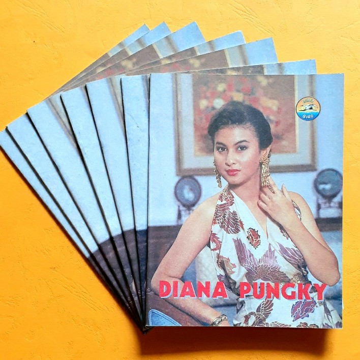 11 Artis jadul di sampul buku tulis bikin nostalgia, cantiknya natural tanpa sentuhan permak wajah