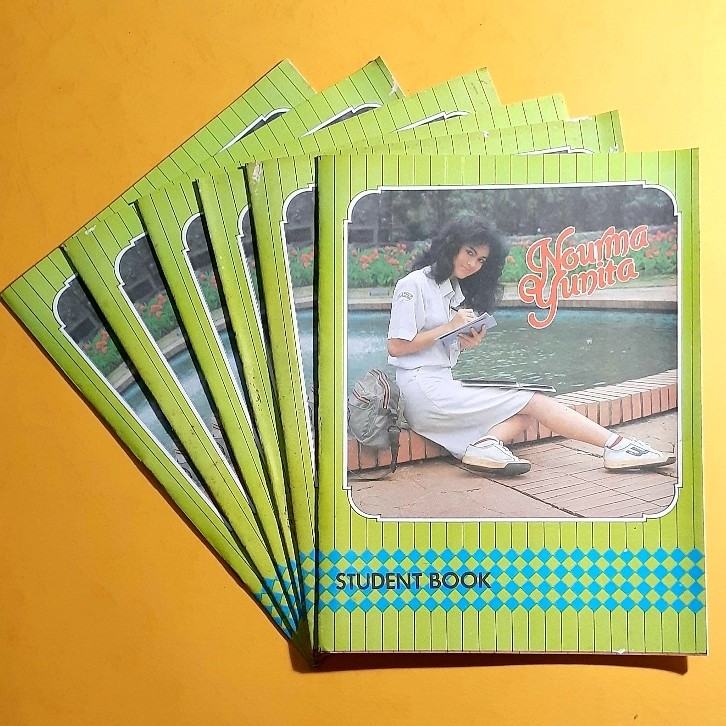 11 Artis jadul di sampul buku tulis bikin nostalgia, cantiknya natural tanpa sentuhan permak wajah