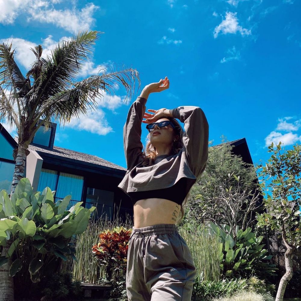 10 Transformasi Jennifer Bachdim, punya body goals tanpa filler meski kini jadi ibu 4 anak