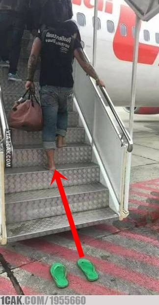 9 Momen absurd sandal jepit nyasar bikin geleng kepala, ada yang sampai masuk kulkas segala