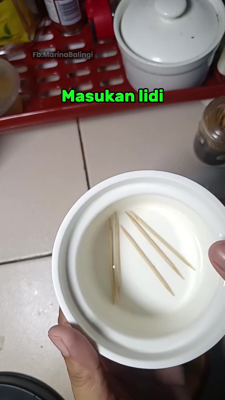 Asal simpan garam bisa bikin lembap, berair, dan menggumpal! Coba pakai trik ini untuk mengatasinya