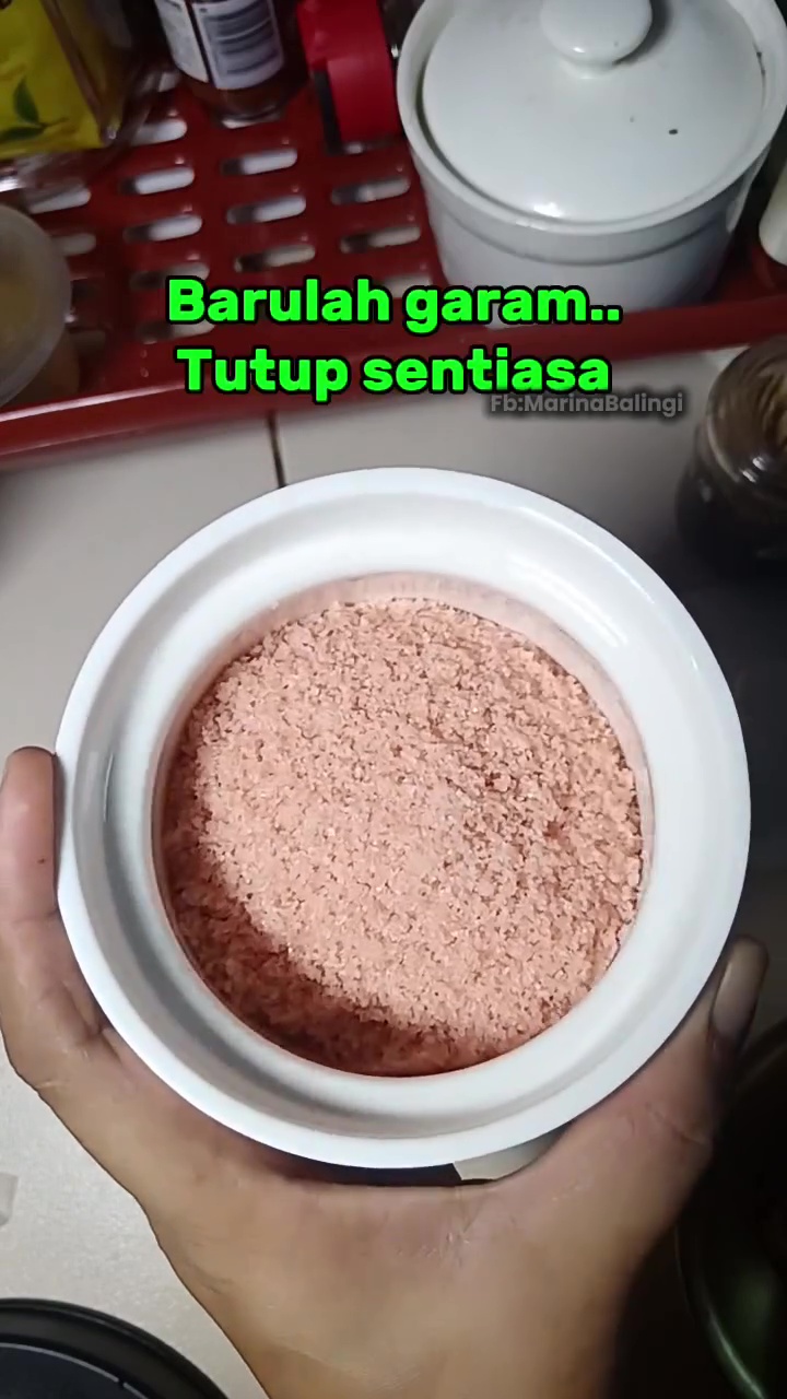 Asal simpan garam bisa bikin lembap, berair, dan menggumpal! Coba pakai trik ini untuk mengatasinya