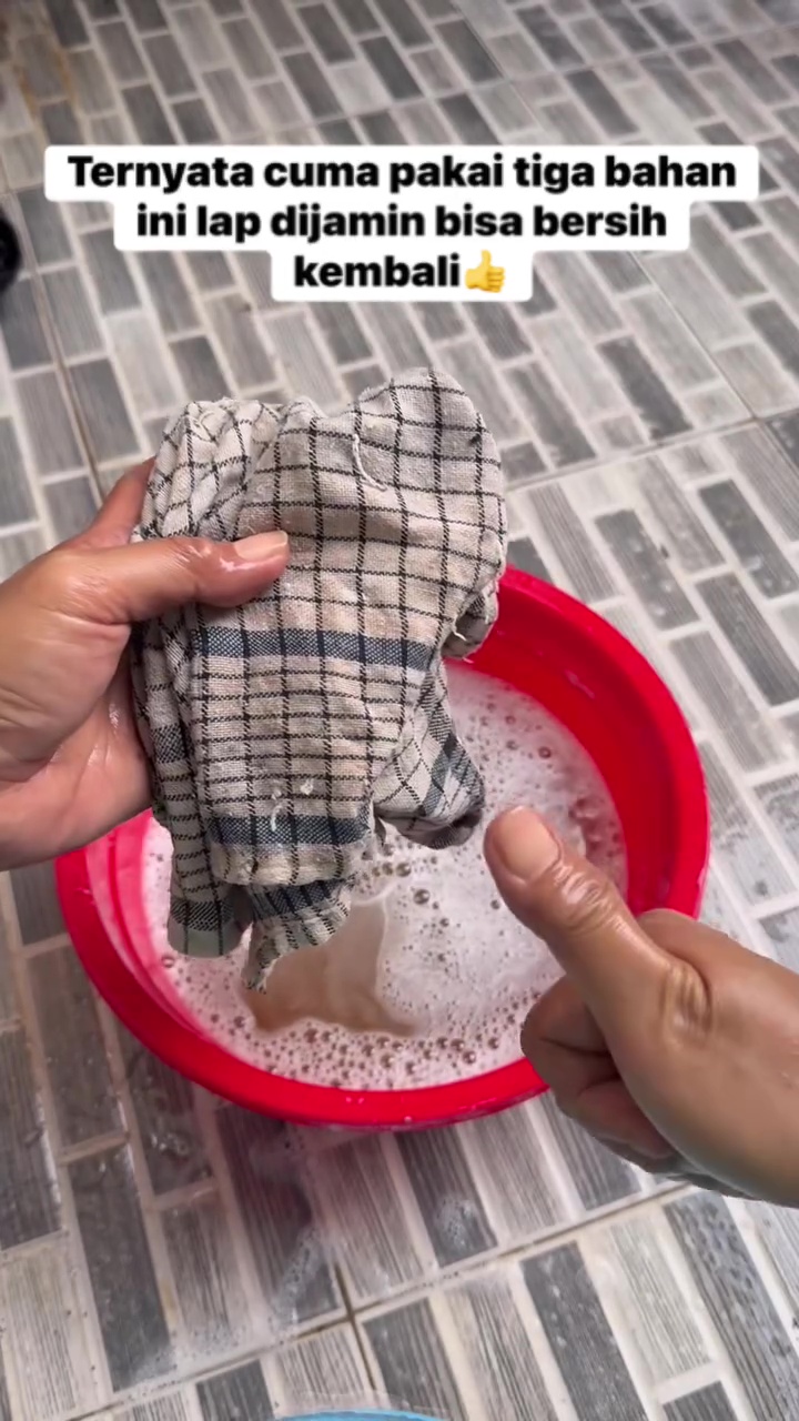 Punya lap dapur dekil jangan dibuang! Cuci pakai cara ini biar kinclong dan kesat lagi tanpa disikat