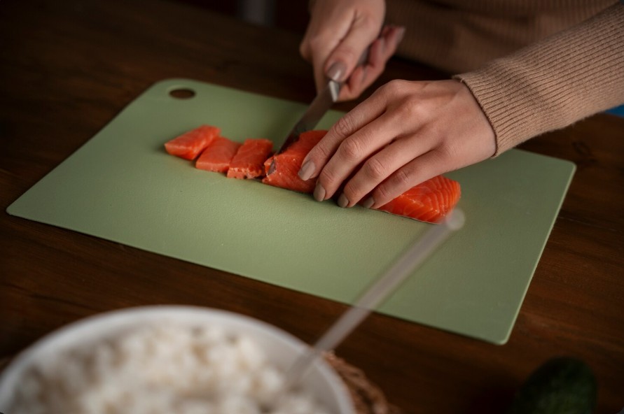 Stop pakai talenan plastik jika tak ingin makananmu terkontaminasi! Peneliti ini jelaskan penyebabnya