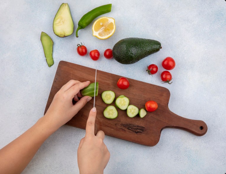 Stop pakai talenan plastik jika tak ingin makananmu terkontaminasi! Peneliti ini jelaskan penyebabnya