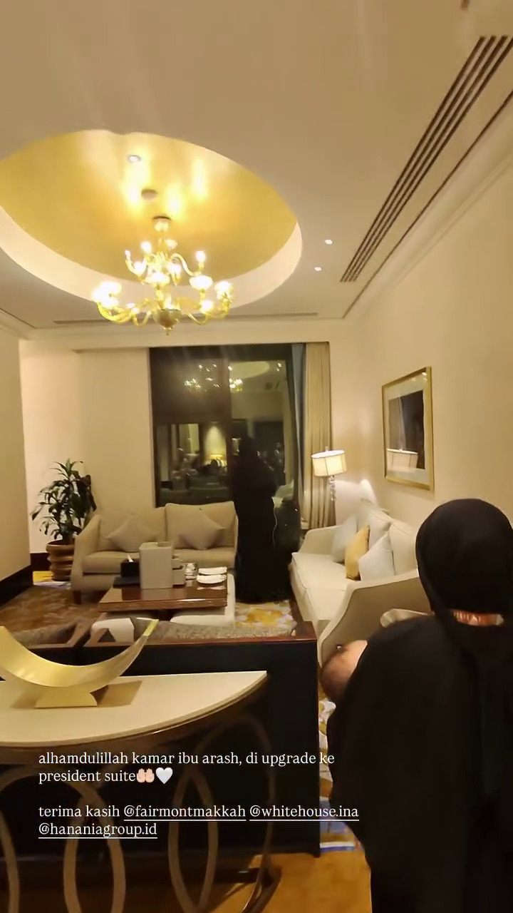9 Potret Aaliyah Massaid dan Thariq Halilintar ajak baby Arash umrah bareng, kamar inapnya mewah pol