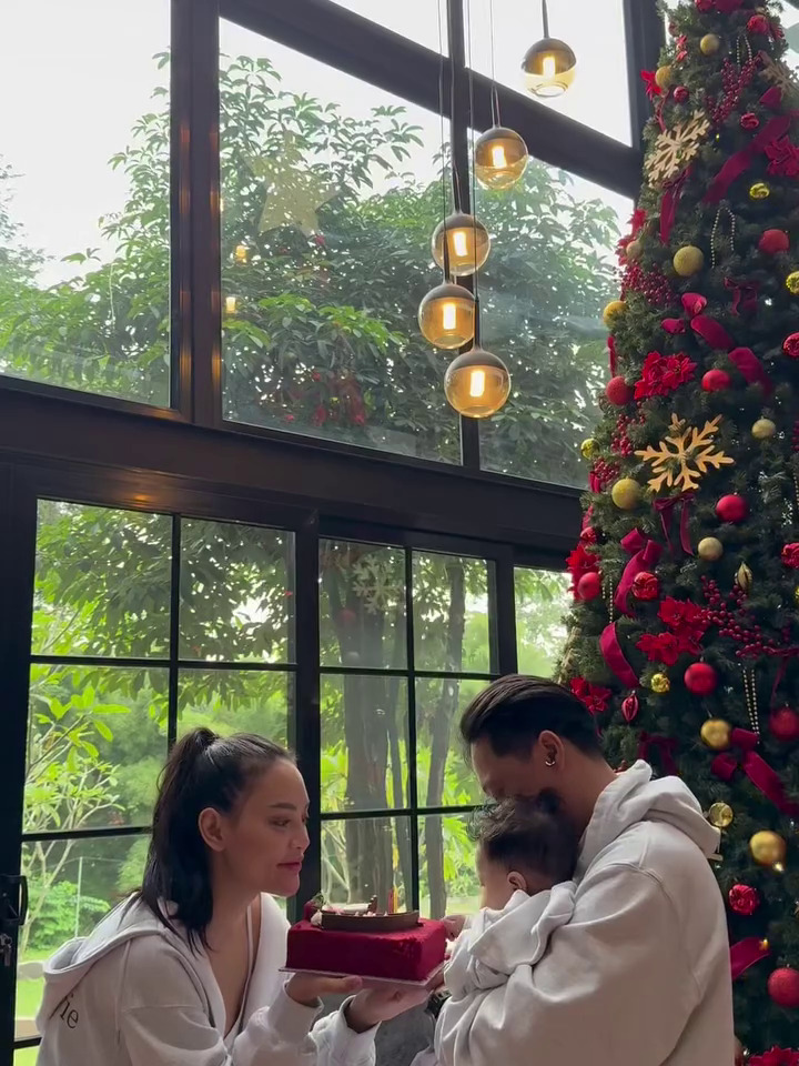 9 Potret Erika Carlina rayakan ultah DJ Bravy bareng sang anak, ucap eks pacar sosok berhati baik